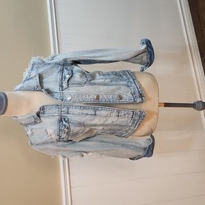 💫American Eagle distressed jean jacket